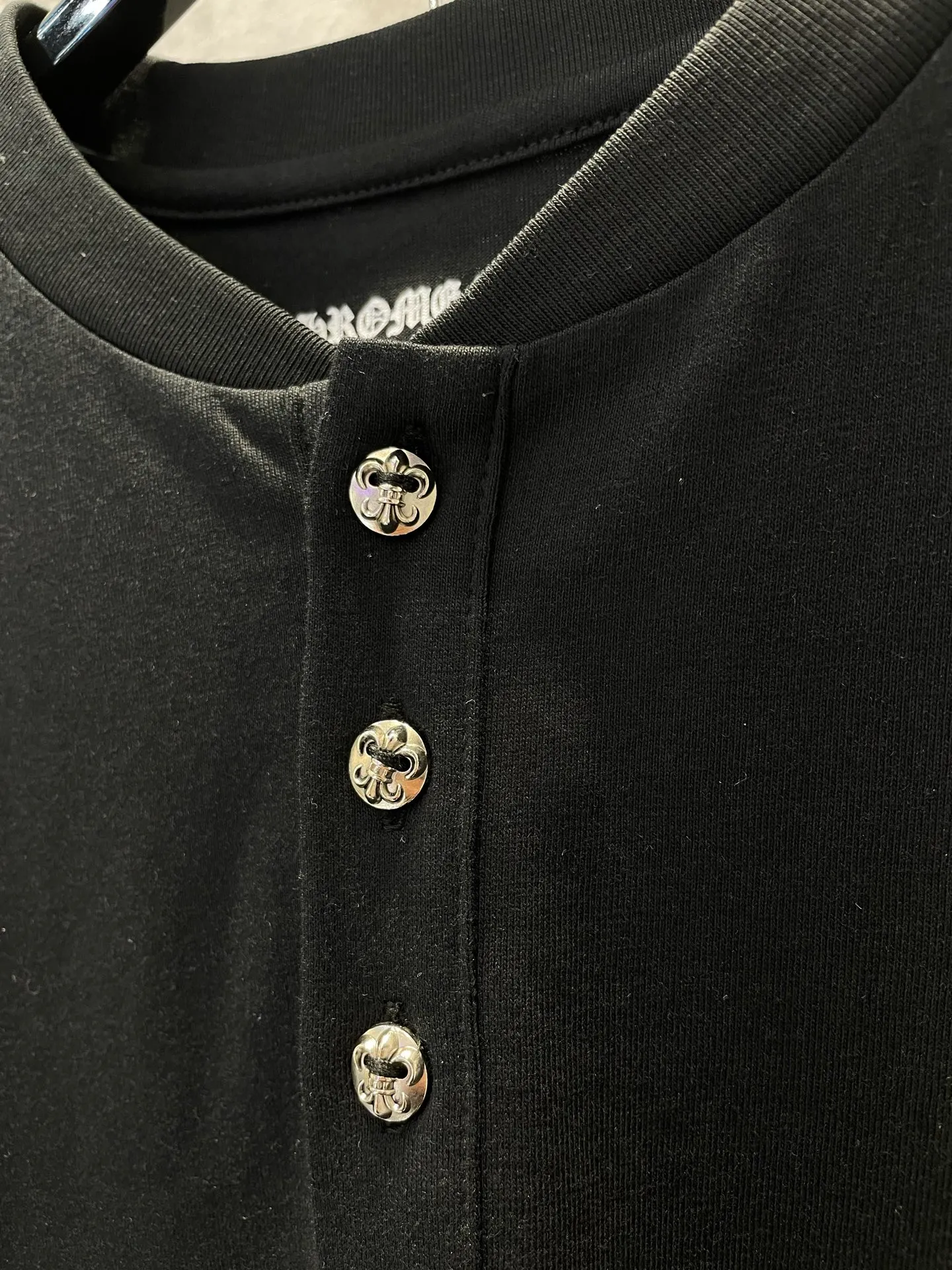P370 Chrome Hearts Black Cross Flower Silver Button Henley Collar Long Sleeve, 220G pure cotton fabric, soft and comfortable, perfect for autumn and winter! Antique silver cross flower buttons on the front + cross flower print on the arms, full of gothic dark style. It has a slim fit and is suitable for both men and women. It looks cool when worn with overalls or jeans, and can be easily worn for daily outings and street wear. Customized accessories + complete three standards, detail control is a must! Size SIZE: S M L